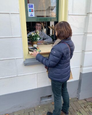 Lieve klanten,
Helaas in de meest gezellige en drukste tijd van het jaar moeten we weer onze deuren sluiten.
Vanaf dinsdag is ons bloemenloket geopend.
In onze buiten presentatie vind je kerststukken, kerstboeketten, plukboeketten, bloemkadootjes, voorjaarsbollen,amaryllis bollen en de kerst roos.
In onze  etalage ramen kun je windowshoppen voor je perfecte kerst kado🎁🎄.
Kandelaren, kaarsen, servetten en veel meer.
Wij pakken je bestelling met liefde feestelijk voor je in.
Bestel je kerstboeket of Bloemengroet via www.bloembindkunst.nl
Of via de app 06-14817438
Bel ☎️ en bestel 010-2233836
Wij gaan ervoor. Tot snel.
Bloemengroet, Team Renate Bloembindkunst
#kerst #kerstcadeau #kerstboeket #kerstdecoratie #wijbezorgen #fleurop #renate # Renate Bloembindkunst