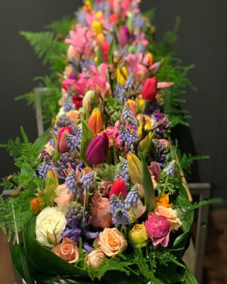 Afscheid nemen is moeilijk, bloemen bieden troost voor de nabestaanden en geven blijk van waardering voor de overledene. Bloemen kunnen iets overbrengen wat soms door jezelf moeilijk te verwoorden is. Bloemen hebben vaak ook een symbolische betekenis, net als hun kleuren. #rouwwerk #kleurrijk #bloemwerkopmaat #afscheidsbloemen #rouwarrangement #uitvaart #rouwwerkpassie #rouwwerkspecialist #renate #bloembindkunst #bleiswijk #meesterbloembindster #wijbezorgen #fleurop #@renate_bloembindkunst