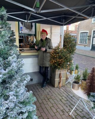 Lieve klanten, wij kregen zojuist de mededeling dat we alleen kerstbomen buiten mogen neerzetten. Helaas geen kerstboeketten, kerststukken en voorjaarsbollen. Wel kunt u bestellen via onze webshop www.Bloembindkunst.nl.
Of bel naar 010-2233836 of bel of app naar 06-14817438. Ook kun je window shoppen en onze 2e deur (de werkplaats deur) dat is onze etalage geworden . Je kunt kijken 👀 en bestellen. Wij pakken je geschenken 🎁feestelijk voor je in. Tot snel.
Bloemengroet, Team Renate Bloembindkunst