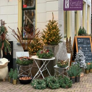Wij hebben een herfstig-kerst tafereel buitengezet 🍁🎄Kom er gezellig van genieten en laat je door @renate_bloembindkunst verrassen 💐 Tot straks!
