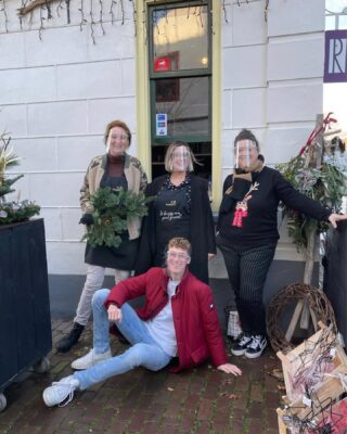 🎄🎄Een kerstboeket maakt je blij🎄🎄. Ons click en collect loket is open. Bestel en haal je bestelling af of bezorgen. www.Bloembindkunst.nl of bel ☎️ 010-2233836
Of 06-14817438
Wij bezorgen je kerstgroet in de regio of via de Fleurop.#clickencollect #kerstboeket #kerstgroet #kerststuk #kerstwens #bezorgen #afhaal #kaarsen #servetten #kerstkadootjes #renate #bloembindkunst #bleiswijk