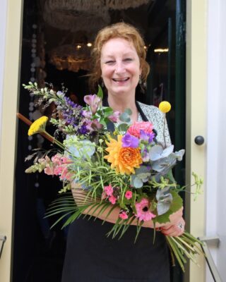 Goed nieuws, onze mooie spullen winkel mag weer open. Wij zijn heel blij😀. Tot straks. #bloemenvoorinhetweekend #plukboeket #bloemen #planten #tulpen #mooiespullen #decoratie #kussens #vazen #wijbezorgen #seeyou #renate #bloembindkunst